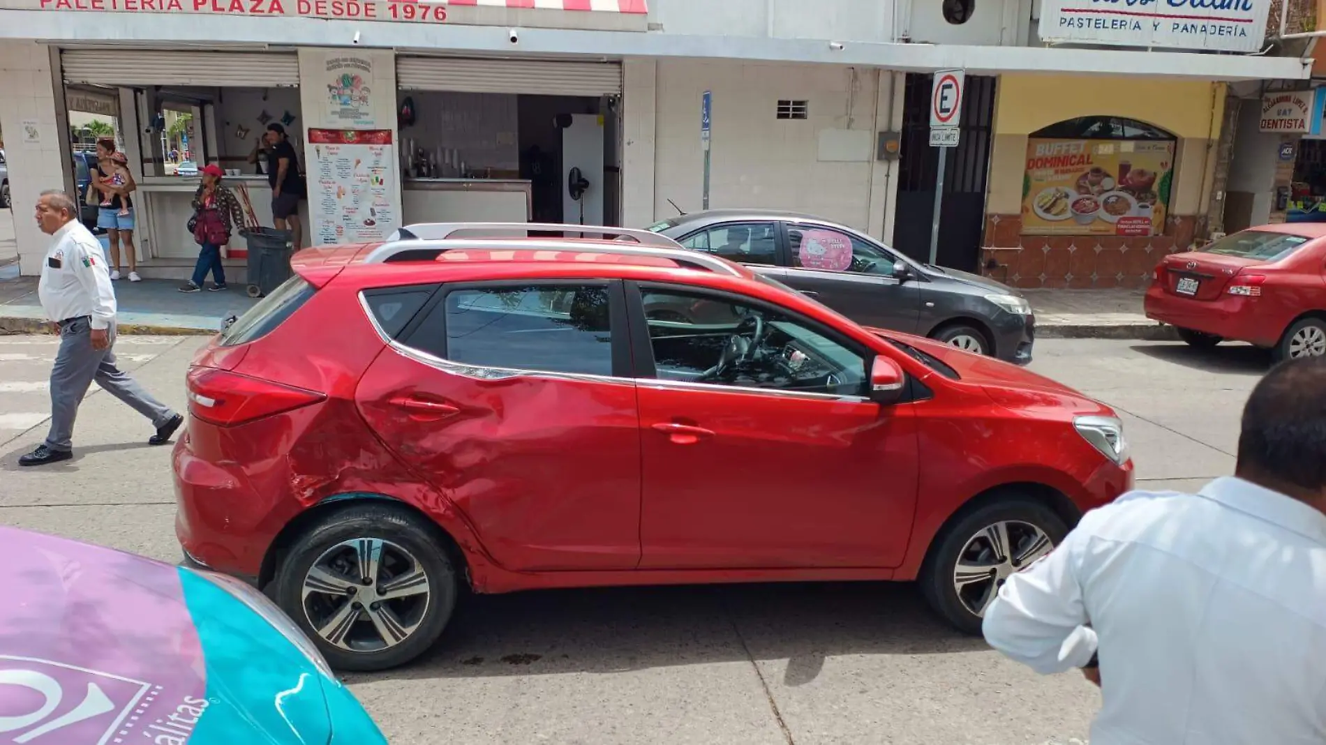 Choque en zona centro de Ciudad Madero deja a motociclista con lesiones menores